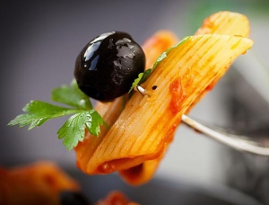 Macarrones con Aceitunas y Alcaparras